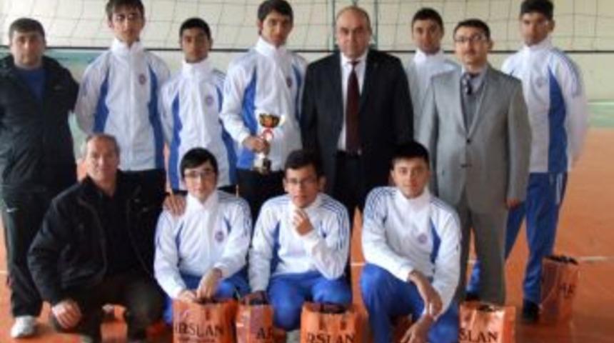 İşadamı &Ccedil;elik&rsquo;den Voleybolculara &Ccedil;eyrek Altın S&ouml;z&uuml;