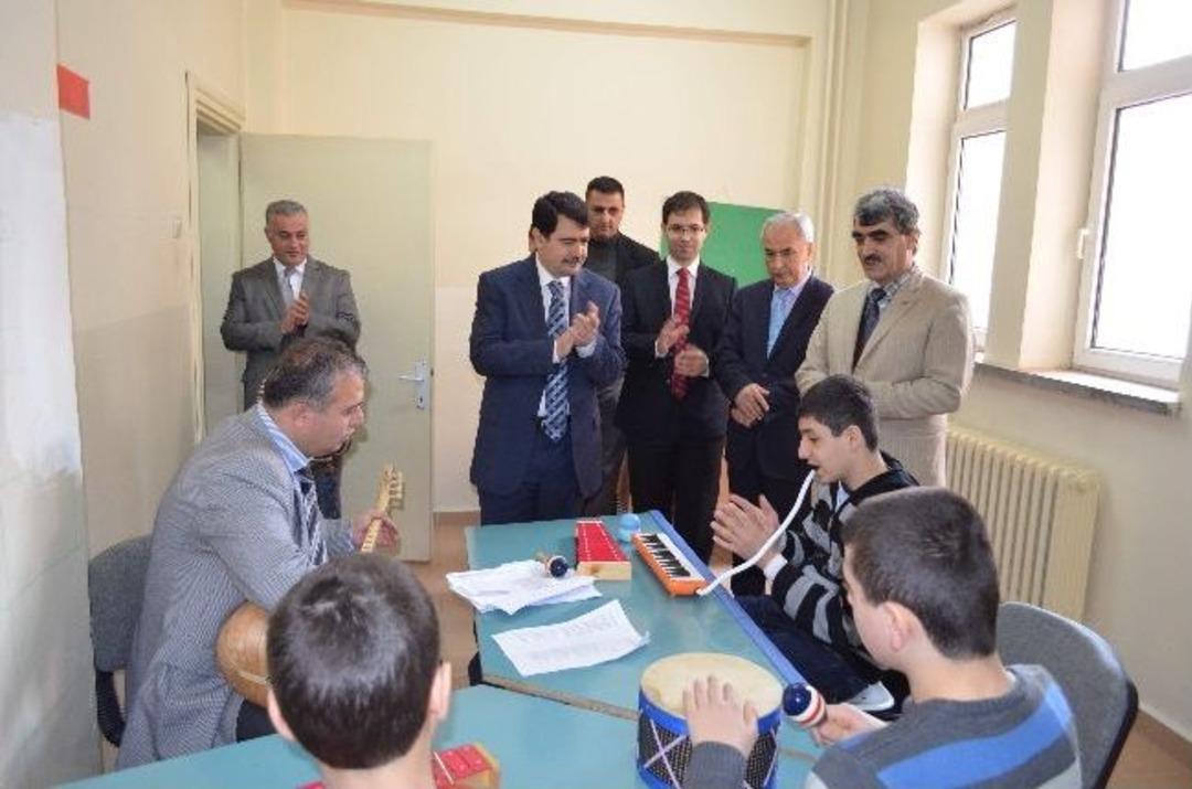 Vali Şahin Okullarda İncelemelerde Bulundu