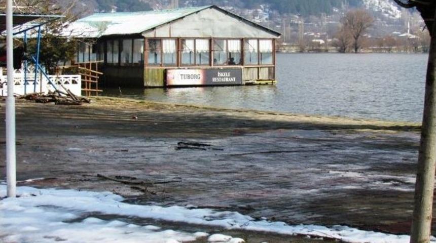 G&ouml;lc&uuml;k&rsquo;te S&ouml;mestrde Beklenen Kar, Okullar A&ccedil;ılınca Yağdı