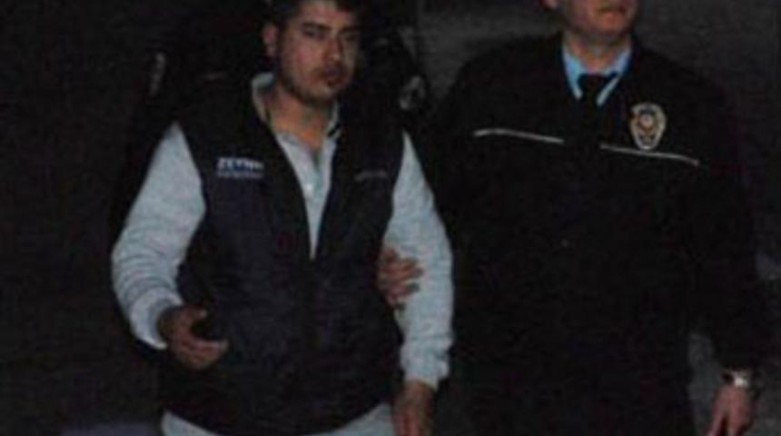 Polis memurunu 50 metre s&uuml;r&uuml;kledi