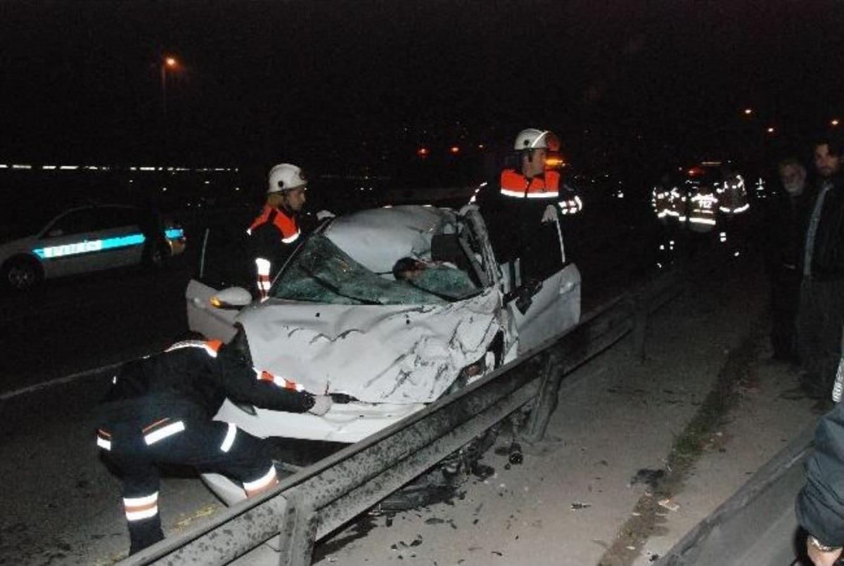 İzmir'de Trafik Kazası: 3 &Ouml;l&uuml;