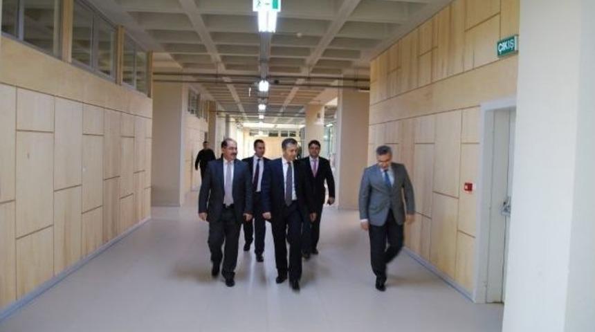 Vali Yerlika&rsquo;ya Tıp Fak&uuml;ltesini Gezdi