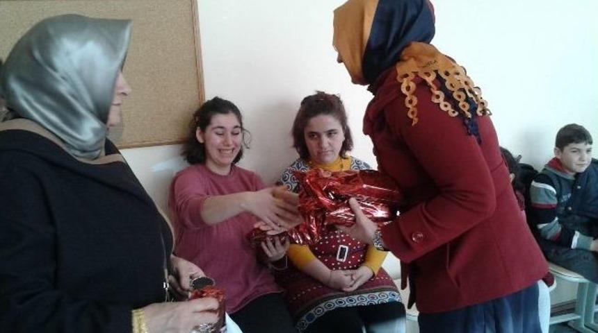 Ak Partili Kadınlardan Rehabilitasyon Merkezine Ziyaret