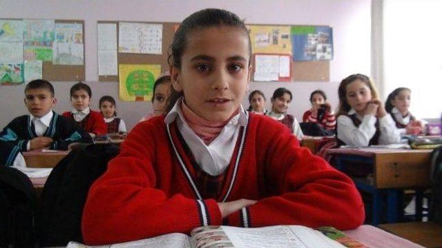 K&uuml;&ccedil;&uuml;k B&uuml;şra Her Şeyi Tersten Okuyor 1