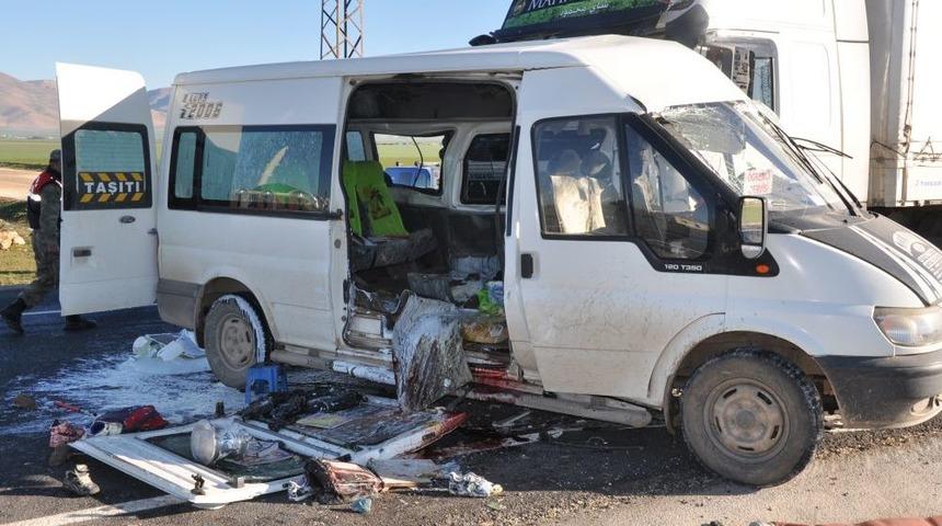 &Ouml;ğrenci Servisi Ile TIR &Ccedil;arpıştı: 2 &Ouml;l&uuml;, 7 Yaralı