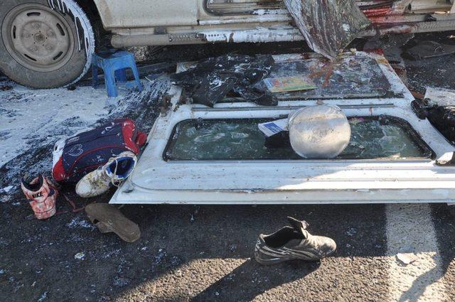 &Ouml;ğrenci Servisi Ile TIR &Ccedil;arpıştı: 2 &Ouml;l&uuml;, 7 Yaralı 1
