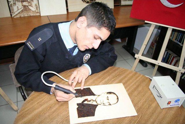 Sanat&ccedil;ı Polis Adayı Yaptığı Resimlerle Ilgi Odağı 1