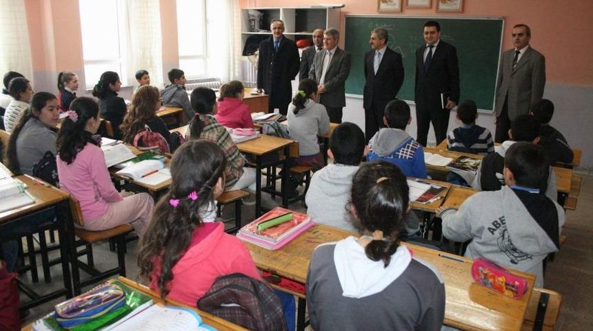 Atilla G&uuml;lsar&rsquo;dan &Ouml;ğretmenlere: &Ouml;ğrencilere G&uuml;l&uuml;mseyerek Derse Başlayın