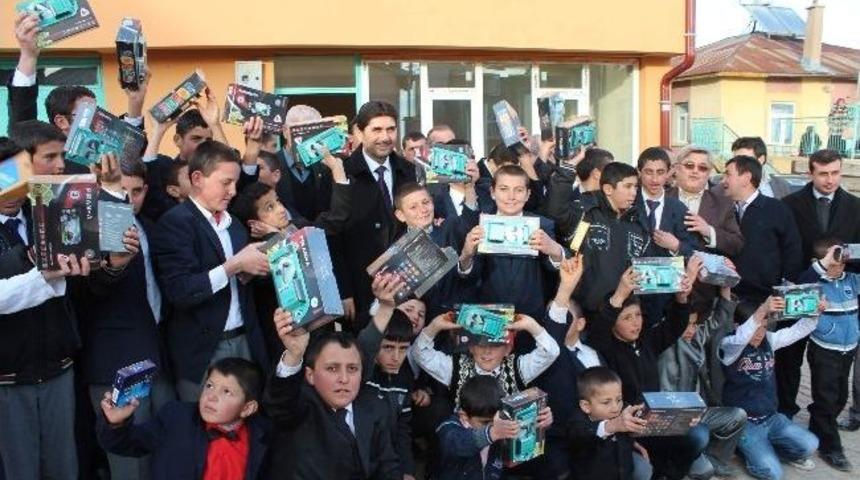 Tatilde Camiye Gelene Bilgisayar &Ouml;d&uuml;l&uuml;