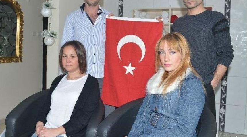 Ter&ouml;r&uuml; Bayrakla Kınadılar
