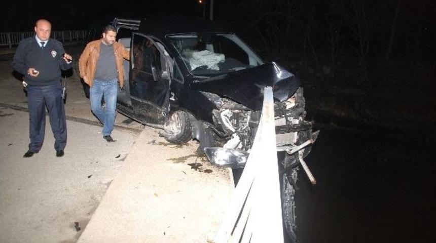 Otomobil K&ouml;pr&uuml; Korkuluklarına &Ccedil;arparak Durdu