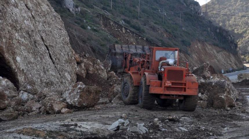 Antakya-Altın&ouml;z&uuml; Yolunda Heyelan Meydana Geldi