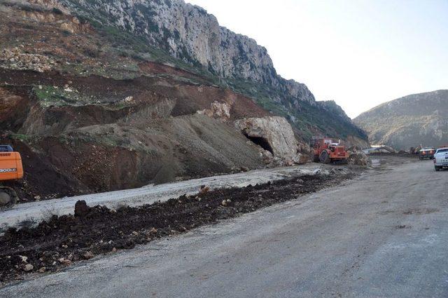 Antakya-Altınözü Yolunda Heyelan Meydana Geldi