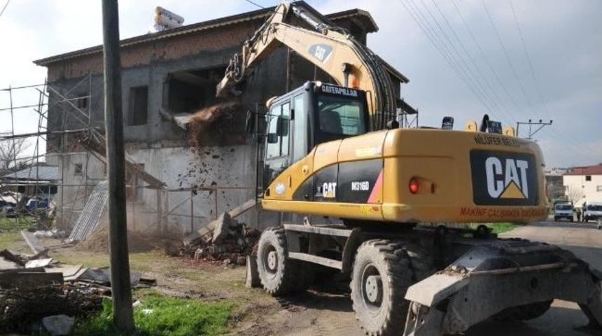 Bursa'da Ka&ccedil;ak Binalar Yıkılıyor