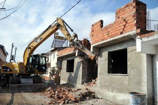 Bursa da Ka&ccedil;ak Binalar Yıkılıyor 1
