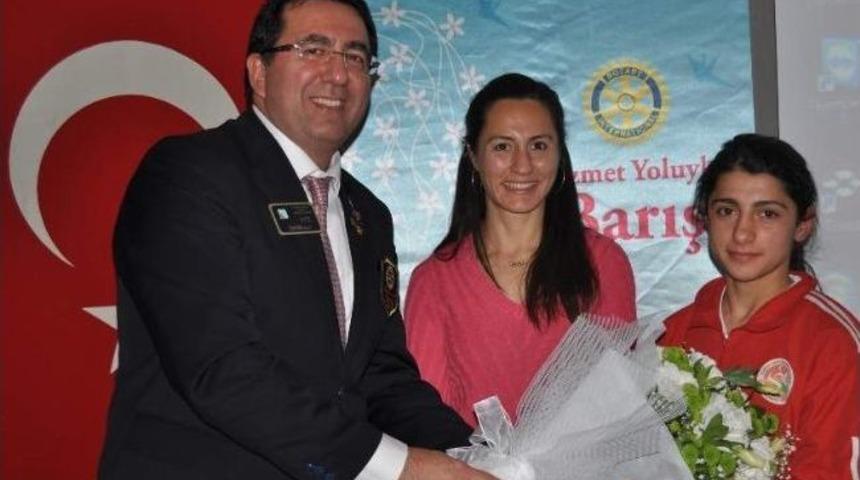 Olimpiyat Şampiyonu Aslı &Ccedil;akır&rsquo;dan T&uuml;rkiye Rekortmeni Song&uuml;l&rsquo;e Tebrik