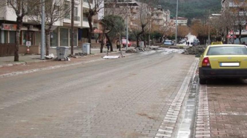 Salihli&rsquo;de Yol &Ccedil;alışmaları S&uuml;r&uuml;yor
