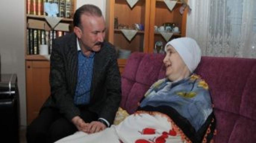 Doktor Başkan, Hastaları Yalnız Bırakmıyor