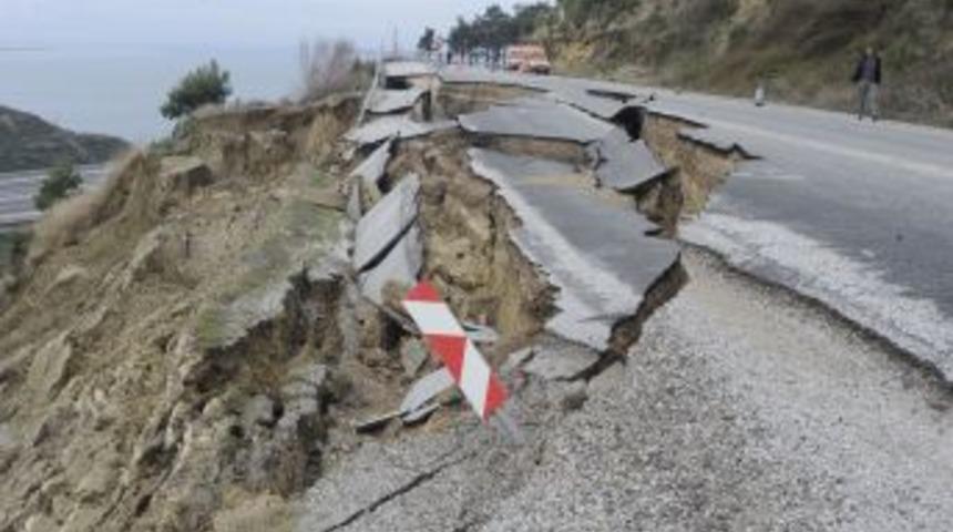 Heyelan &Ccedil;anakkale-İzmir Karayolundaki Viyad&uuml;ğ&uuml; Tehdit Ediyor