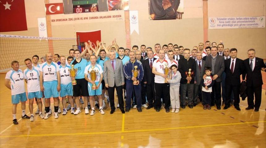 Valilik Kupası Gen&ccedil;lik Hizmetleri Ve Spor İl M&uuml;d&uuml;rl&uuml;ğ&uuml;'n&uuml;n Oldu