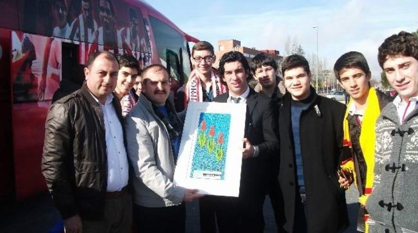 Arda Turan&rsquo;a Denizli&rsquo;den Plaket