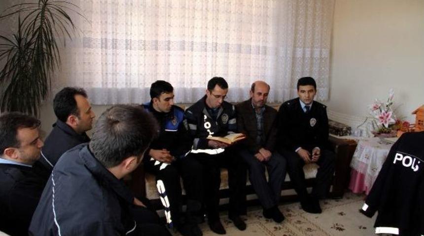 Suşehri Polisi Taziye Evlerine Gidip Dua Etti,kuran Okudu