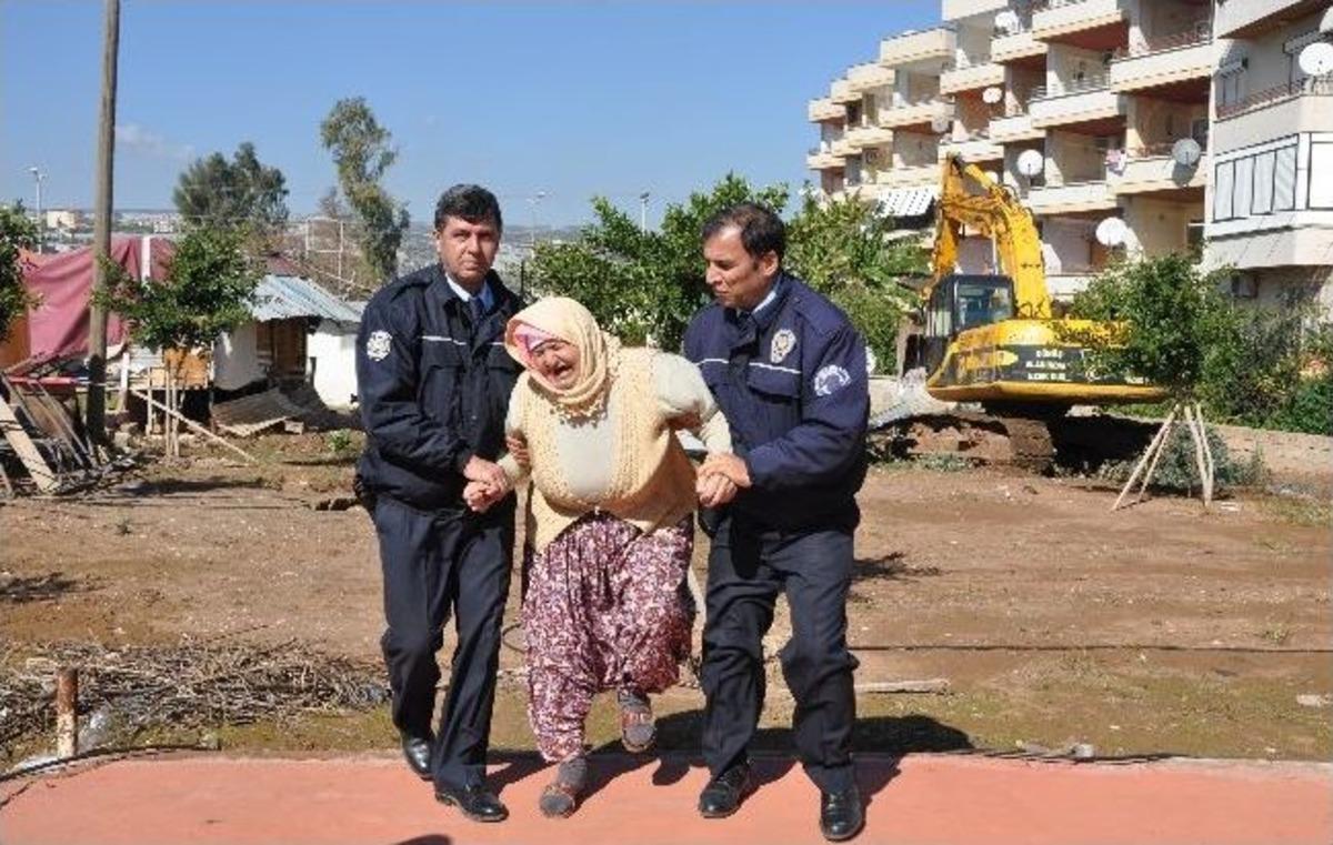 Barakası Da Kendisi De Yıkıldı