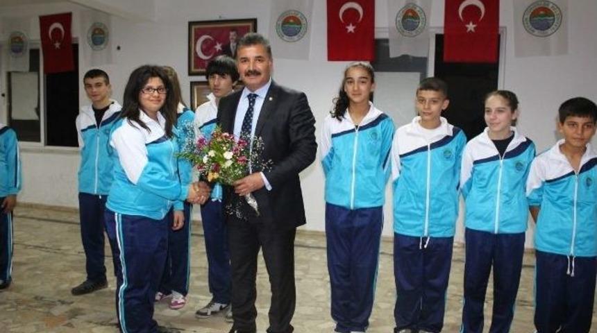 Toroslar Belediyesi Halk Oyunları Ekibi Kul&uuml;pler Arası Yarışmaya Hazırlanıyor