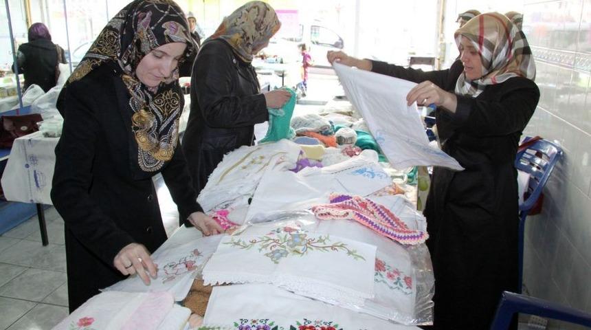 Eğitim G&ouml;n&uuml;ll&uuml;leri, Ihtiya&ccedil; Sahibi &Ouml;ğrenciler I&ccedil;in Kermes D&uuml;zenledi