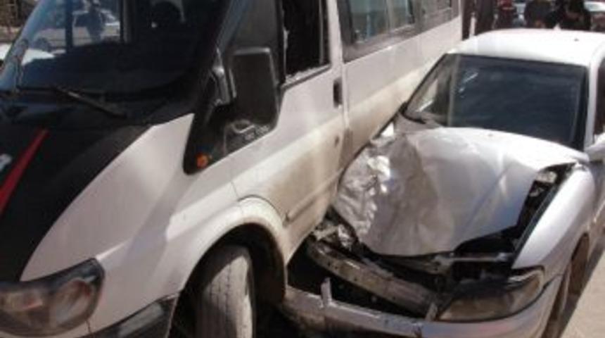 Elbistan'da Trafik Kazası: 2 Yaralı