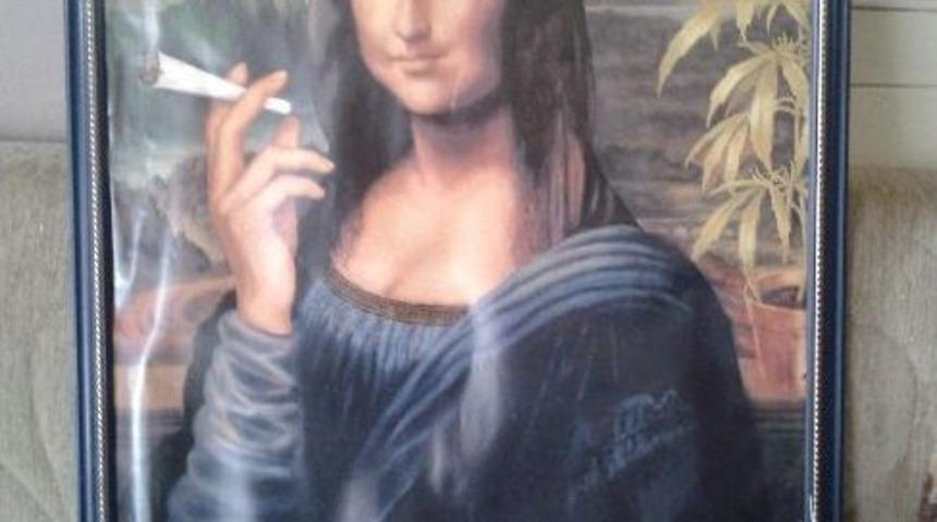 Uyuşturucu Baskınında 'esrar İ&ccedil;en Mona Lisa Tablosu' Şaşırttı
