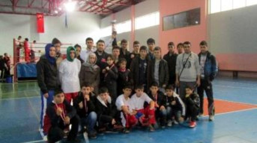 Derbentli Kick Boks&ccedil;ular Bursa&rsquo;da Madalyaları Topladı