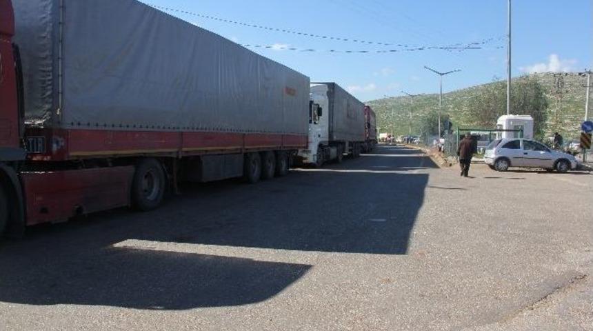 Cilveg&ouml;z&uuml;&rsquo;nde Tampon B&ouml;lgedeki Tır&rsquo;lar T&uuml;rkiye&rsquo;ye Giriş Yapıyor