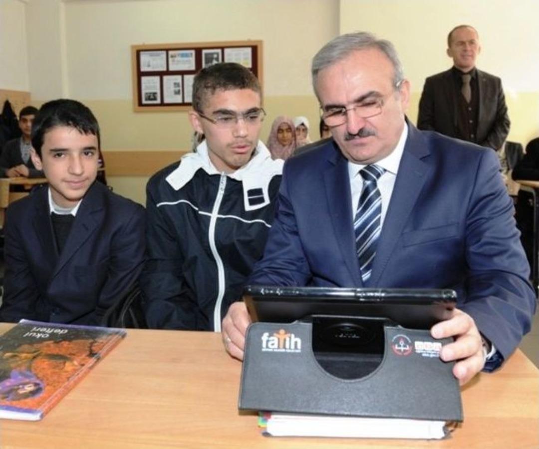 Vanlı &Ouml;ğrencilerin Tablet Bilgisayar Sevinci