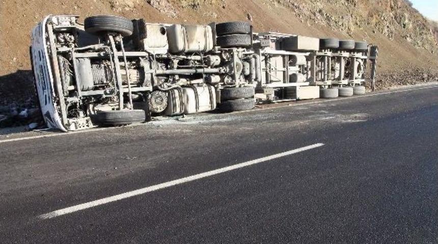 Yozgat&rsquo;ta G&uuml;bre Y&uuml;kl&uuml; Tır Devrildi