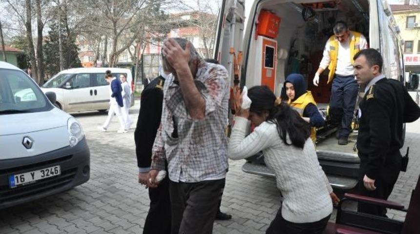 Amcasını Ve Kuzenini K&uuml;rekle Yaraladı