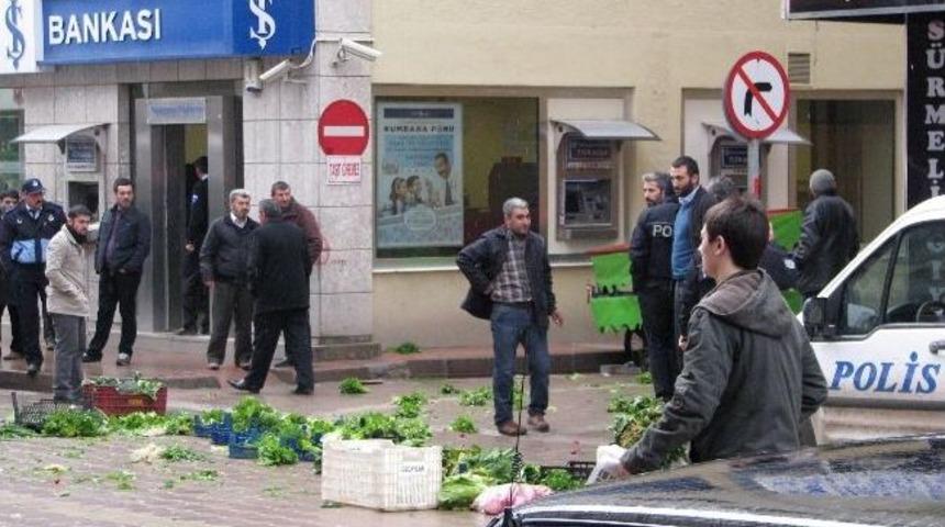 Sorgun&rsquo;da Zabıtaya Direnen Seyyar Satıcı Tezgahtaki &Uuml;r&uuml;nleri Caddeye Sa&ccedil;tı