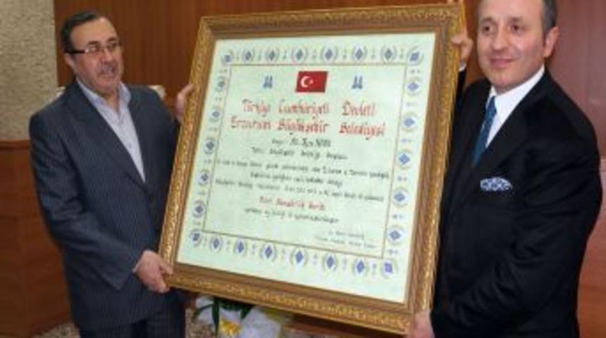 Erzurum'dan, Tebriz Belediye Başkanı Novin'e Fahri Hemşehrilik Beratı