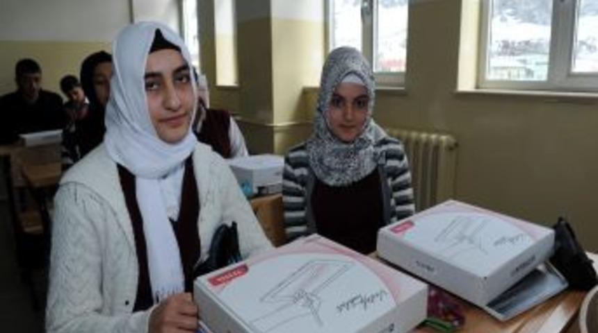 Vanlı &Ouml;ğrenciler Tablet Bilgisayarlarına Kavuştu