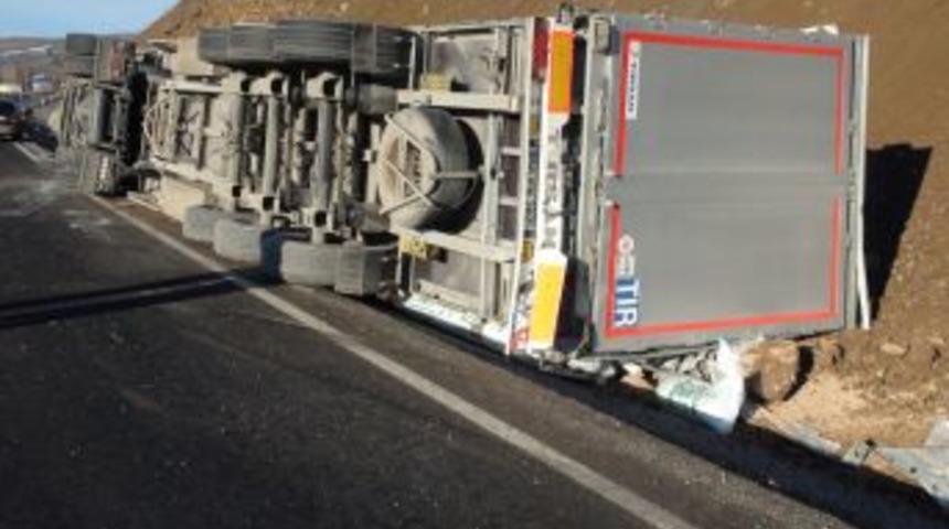 Yozgat'ta Gizli Buzlanmadan Dolayı TIR Devrildi, 1 Yaralı