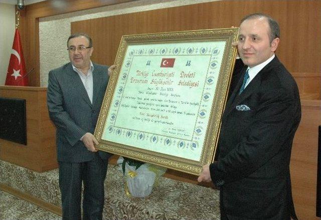 Erzurum Büyükşehir Belediye Meclisi, Tebriz Belediye Başkanı Novin’e “fahri Hemşehrilik Beratı” Verdi