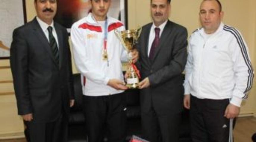 Boks Şampiyonu Demir&rsquo;den M&uuml;d&uuml;r Kına&rsquo;ya Ziyaret