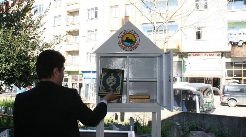Tekkek&ouml;y&rsquo;de Mezarlıklarda Kur&rsquo;an-ı Kerim Dolabı Uygulaması Başladı