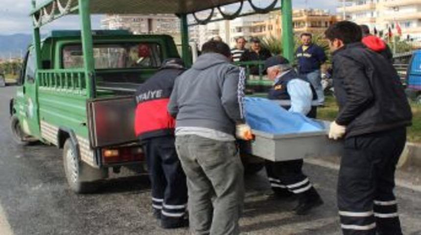 Alanya'da Danimarkalı Turist Hatalı Solladı: 1 &Ouml;l&uuml;, 2 Yaralı