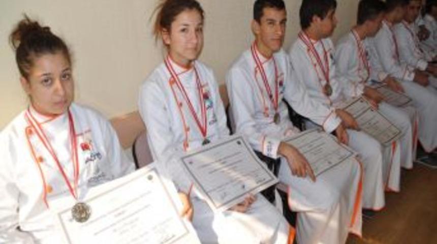 Alanyalı Usta Aş&ccedil;ılar 19 Madalyayla D&ouml;nd&uuml;