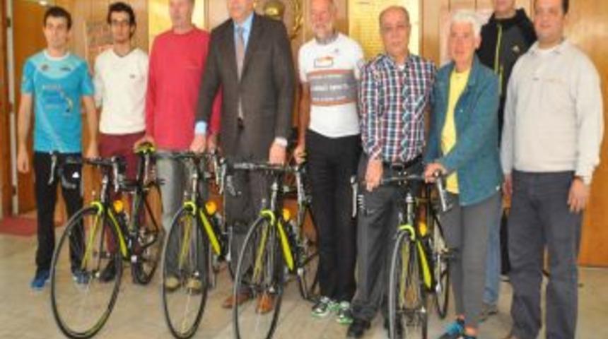 Alanya Sevdalısı Alman &Ccedil;iftten Bisiklet Yarış&ccedil;ılarına Hediye