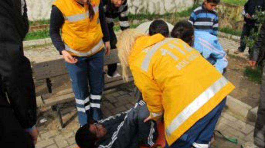 Ambulans Pazaryerine Giremeyince Yaralı &Ouml;ğrenci Sedye Ile Taşındı