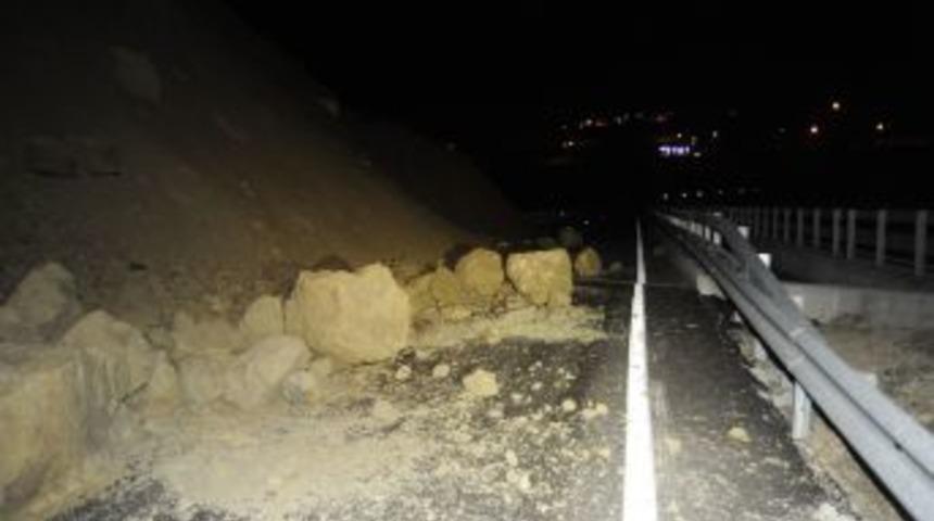 Heyelan Nedeniyle &Ccedil;anakkale-İzmir Yolu Trafiğe Kapandı