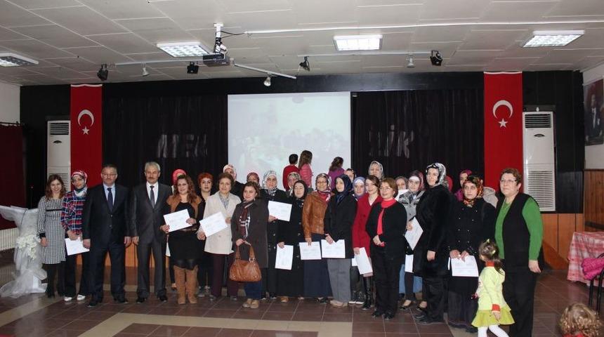 Aile Eğitimi Kurslarını Başarıyla Tamamlayanlara Belgeleri Verildi