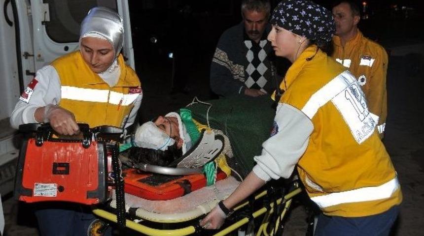 G&uuml;m&uuml;şhane&rsquo;de 2 Ayrı Kazada 6 Kişi Yaralandı